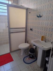 a bathroom with a toilet and a sink at Casa do Vans in São Gabriel