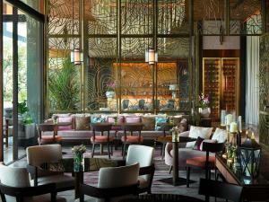 een restaurant met tafels en stoelen en een lobby bij V Villas Phuket - MGallery Collection in Panwa Beach