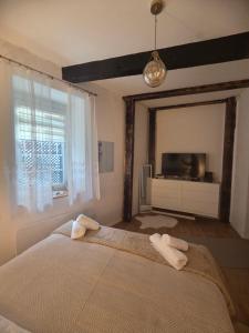 una camera da letto con un letto con due asciugamani sopra di Apartman Mona a Sarajevo