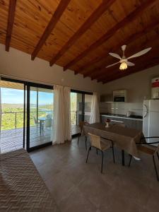 een woonkamer met een plafondventilator en een tafel bij Refugio de las Nubes in Las Rabonas