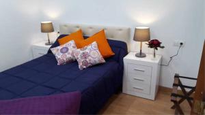 マルベーリャにあるValdecantosのベッドルーム1室(青いベッド1台、ナイトスタンド2つ、ランプ2つ付)