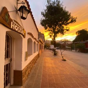 een straat in een stad met een bord met 'Hiesta' op een gebouw bij Hostal Tierra Andina Cafayate in Cafayate +33 foto's