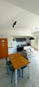 Køkken eller tekøkken på Edificio Aura con cochera, A mts del shopping, casino y el puerto!!