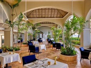 En restaurant eller et andet spisested på Fairmont Royal Pavilion Barbados Resort