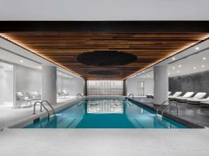 ein großer Swimmingpool in einem Hotelzimmer in der Unterkunft Fairmont The Queen Elizabeth in Montreal