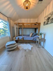 a bedroom with a bunk bed and a wooden floor at Yama Cabin - 5 min walk to the village, EV plug, hot tub, kid & pet friendly in Lake Arrowhead