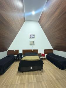 a room with two beds and a basketball hoop at In concept chalé completo in Duque de Caxias