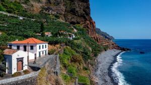 una casa su una scogliera vicino all'oceano di Villa Flora by Holiday Rental Madeira a Estreito da Calheta Altre 22 foto