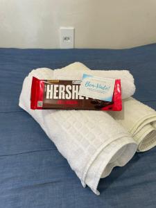 een tube tandpasta op een bed bij Suite in Arraial do Cabo in Arraial do Cabo