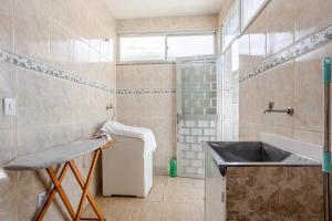 Et badeværelse på Aluga-se casa por diarias + 49 billeder