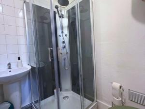 een douche met een glazen deur naast een wastafel bij L'échappée belle pour 5 in Saint-Quentin +9 foto's