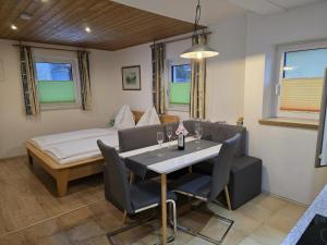 een eetkamer met een tafel en stoelen en een bed bij Schloßblick in Ramingstein