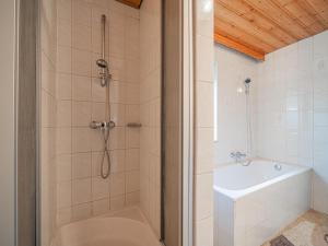 een badkamer met een douche, een bad en een wastafel bij Kitzsteinhorn in Kaprun