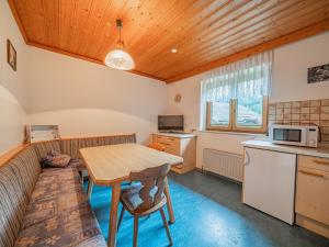 een woonkamer met een tafel en een bank bij Kitzsteinhorn in Kaprun