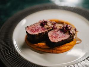 un piatto bianco con un dessert su un piatto di Maison Sofia - MGallery a Sofia