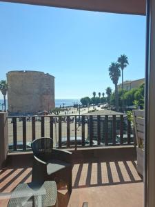 een balkon met uitzicht op het strand bij Casa del Sole Guest House in Alghero
