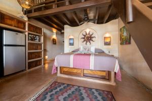 una camera da letto con un letto grande in una stanza di Casa de la Costa a Troncones