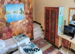 阿布辛贝Hllol Hotel Abu Simbel的带沙发和书桌的客厅