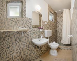 Koupelna v ubytování Apartments Krvavica
