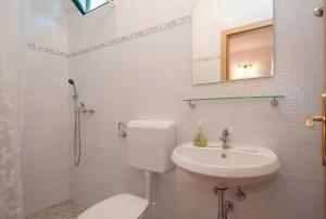 Koupelna v ubytování Apartments Krvavica