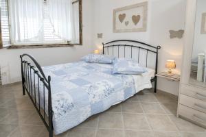 Postel nebo postele na pokoji v ubytování Apartments Krvavica