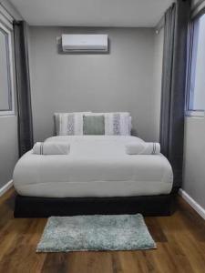 Giường trong phòng chung tại Santa Catalina Surf Studio