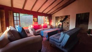 un soggiorno con divani e sedie in una stanza di Finca Agrreste a Nemocón