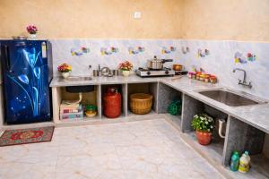 a kitchen with a sink and a counter top at Da Sukoon in Pachār