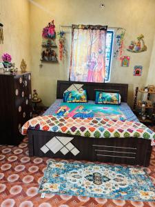 a bedroom with a bed with a colorful comforter at Da Sukoon in Pachār +12 photos