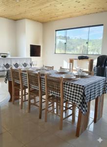 a dining room with a table and chairs at Recanto do Daniel in Irati