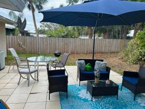 un patio con tavolo, sedie e un ombrellone di Cozy Studio 10 minutes from Siesta Key -perfect for couples a Sarasota