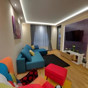 Una sala de estar con un sofá y un televisor. en SunStone Apartment, en Zlatibor