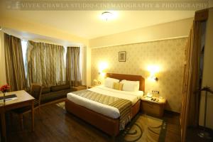 Giường trong phòng chung tại Dee Marks Airport Hotel & Resorts