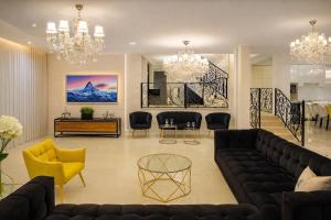 En sittgrupp på Private Villa with Heated Pool and Jacuzzi