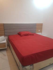 En eller flere senge i et værelse på Guest House Omah Ningrat Bogor