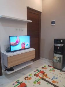 Et tv og/eller underholdning på Guest House Omah Ningrat Bogor