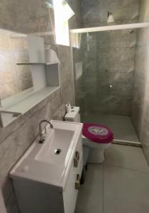 a bathroom with a sink and a toilet and a shower at Casa aconchegante à 2 minutos da praia em Prainha de Mambucaba Paraty in Paraty +11 photos