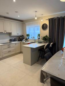 eine Küche mit weißen Schränken und einer großen Insel in der Unterkunft Guests house in Sligo