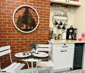 een keuken met een kerstboom tegen een bakstenen muur bij Southern Pines Gem with 2 Master-King Suites in Southern Pines