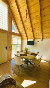 TV a/nebo společenská místnost v ubytování Cabañas RyL2