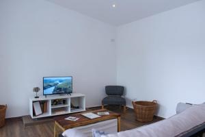 a living room with a couch and a tv at Bahía Timbó in Santo Tomé