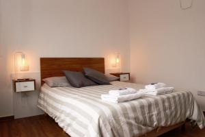 a bedroom with a bed with towels on it at Bahía Timbó in Santo Tomé