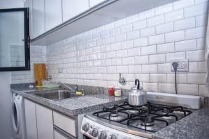 a kitchen counter with a stove and a sink at Bahía Timbó in Santo Tomé