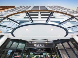 ein großes Gebäude mit einem großen Kronleuchter davor in der Unterkunft Mantra Sydney Central in Sydney
