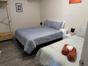 een slaapkamer met twee bedden met knuffels erop bij The Flat on Muddy in Moonta