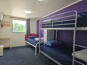 En eller flere senge i et værelse på SpinCity Lodge Auckland