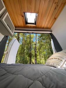 una vista di un letto in una piccola casa di Koywe Refugio a Puerto Varas