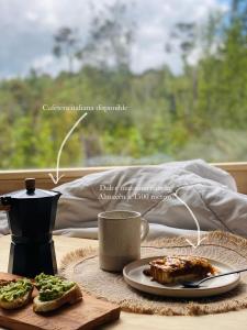un tavolo con un piatto di cibo e una tazza di caffè di Koywe Refugio a Puerto Varas