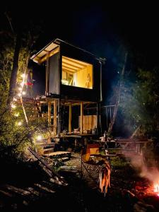 una casa con un cane che gli sta di fronte di Koywe Refugio a Puerto Varas