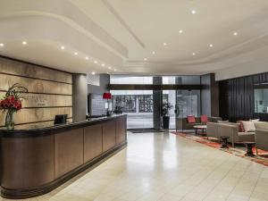 una hall di un hotel con reception di Mantra on Queen a Brisbane